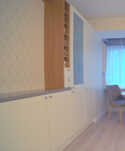 MDF valge vitriinkapp